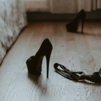 LAURA_SCHUHE_BETT_FUSSFETISCH_INSERTAE.jpg